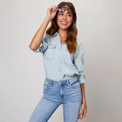 Camisa femenina con bolsillos frontales y cierre de botones – ADELA