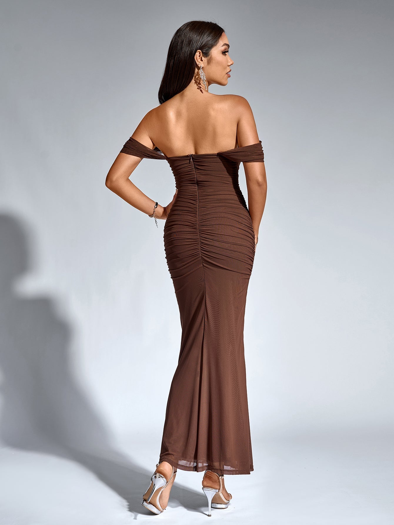 Estela – Vestido largo ajustado con escote de hombros descubiertos para mujer