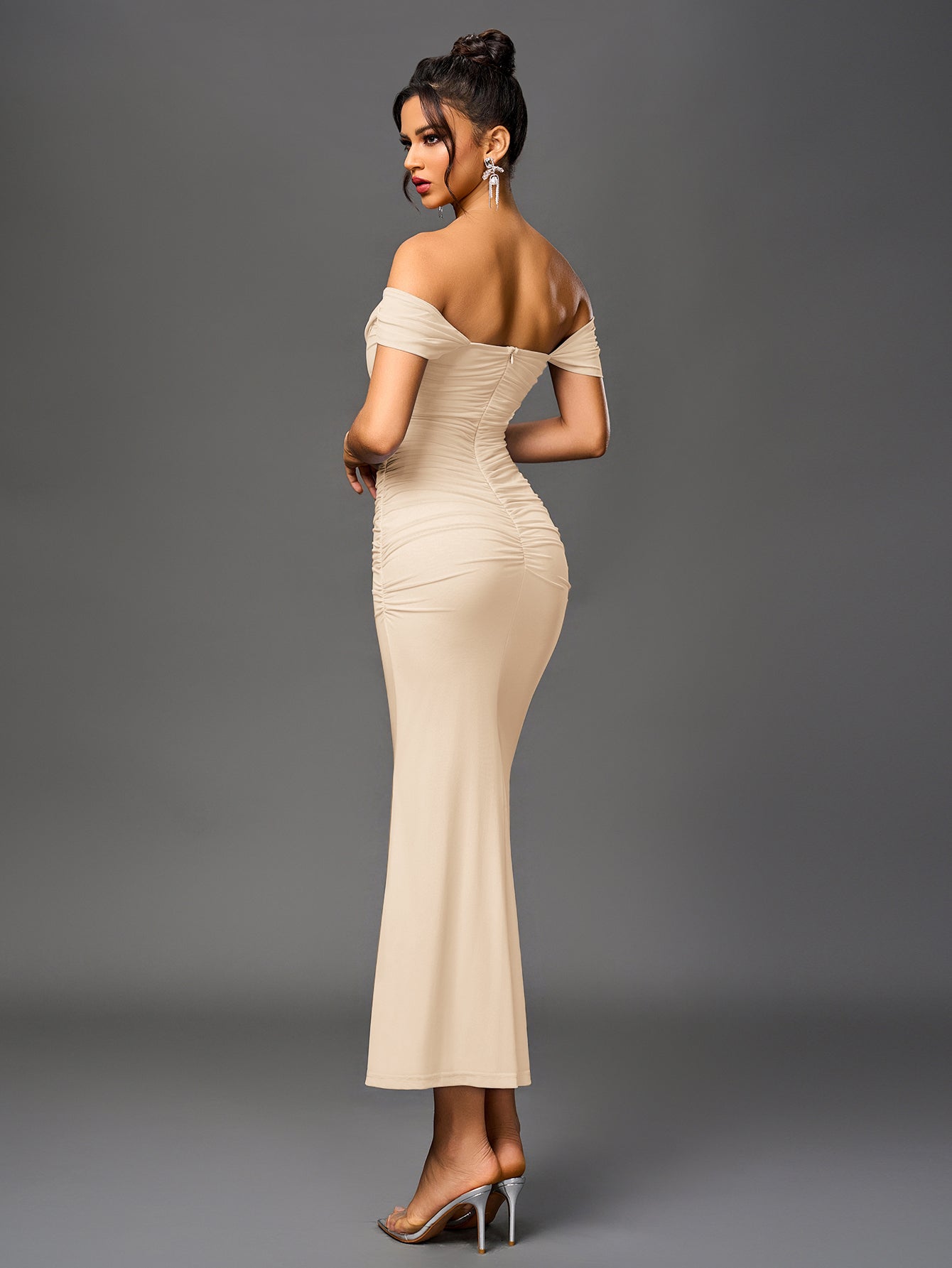 Estela – Vestido largo ajustado con escote de hombros descubiertos para mujer