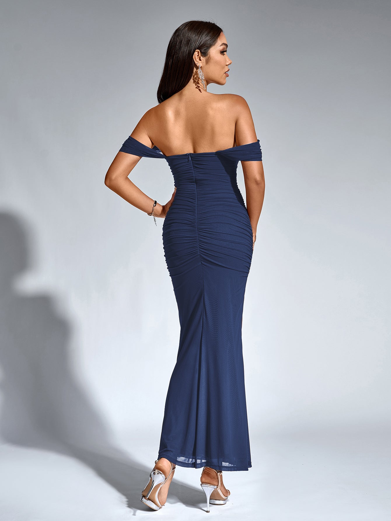 Estela – Vestido largo ajustado con escote de hombros descubiertos para mujer