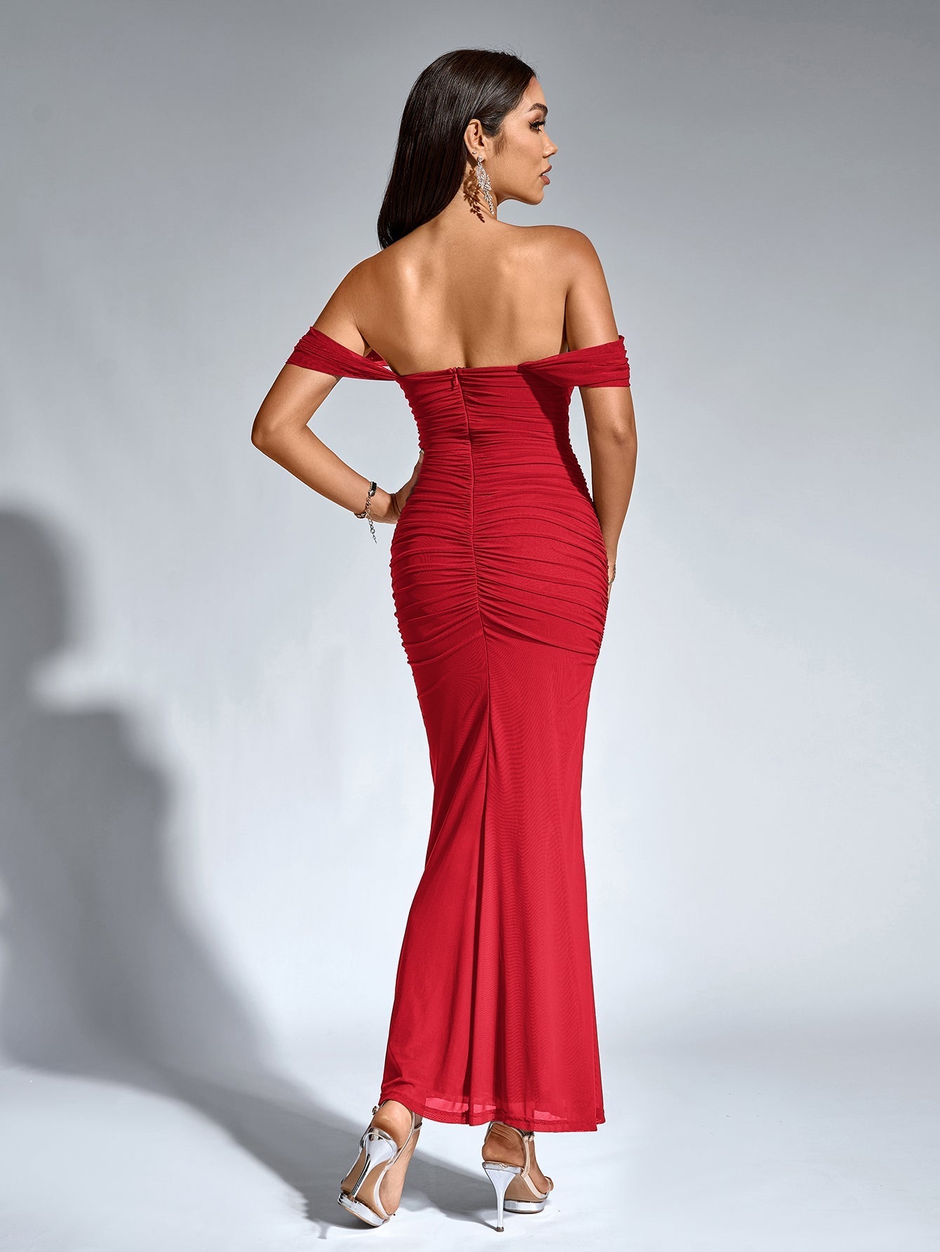 Estela – Vestido largo ajustado con escote de hombros descubiertos para mujer
