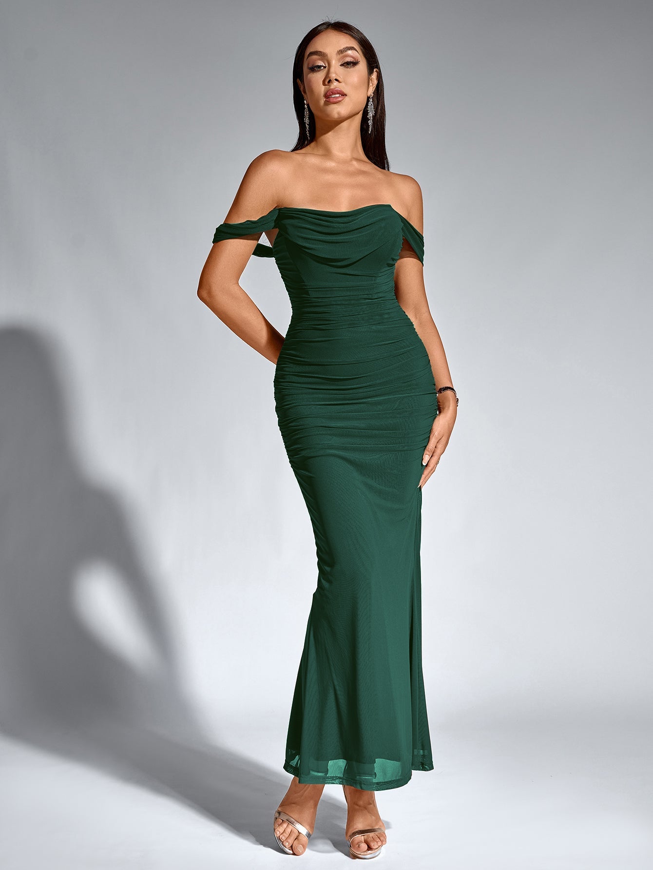 Estela – Vestido largo ajustado con escote de hombros descubiertos para mujer