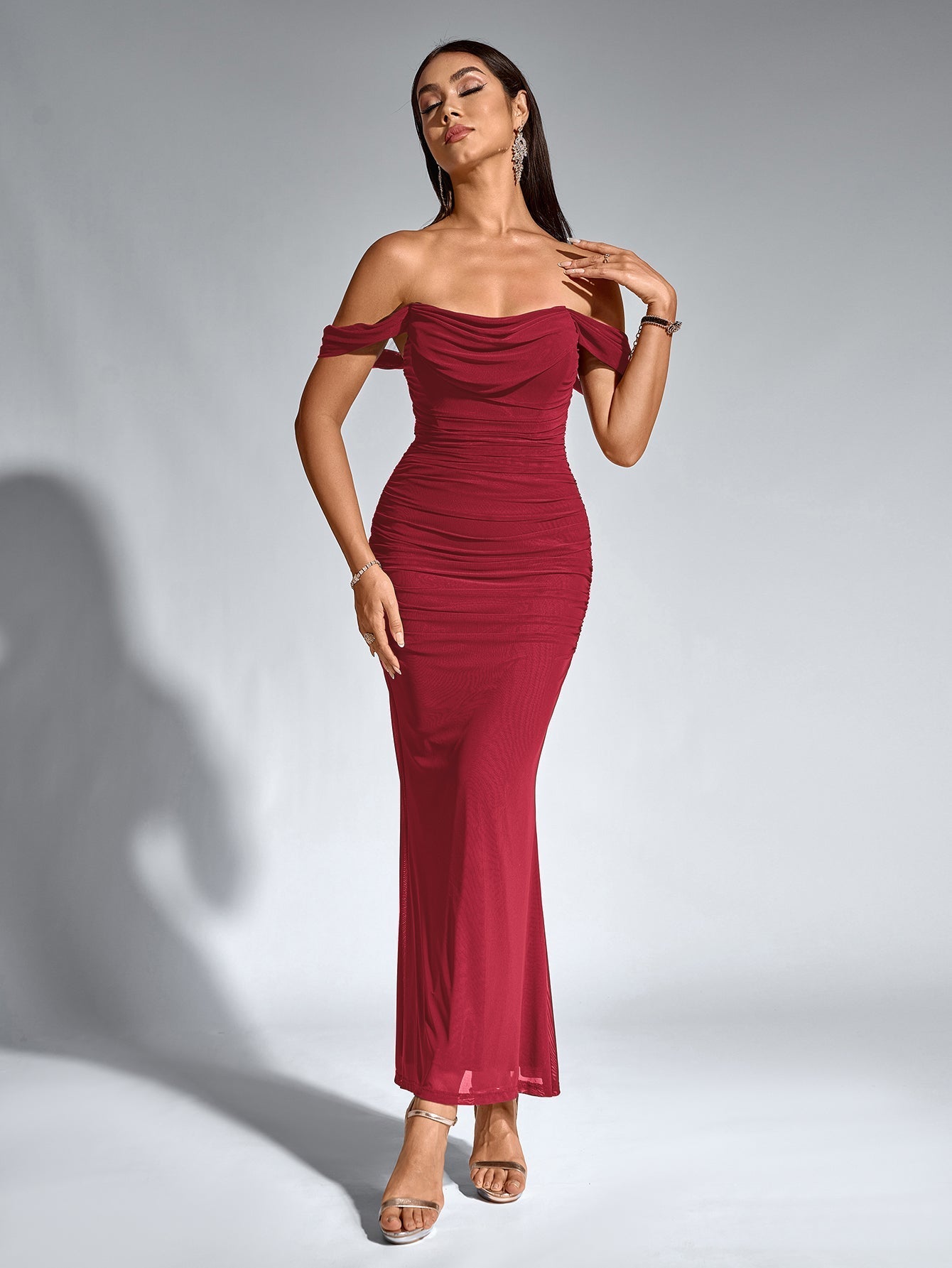 Estela – Vestido largo ajustado con escote de hombros descubiertos para mujer
