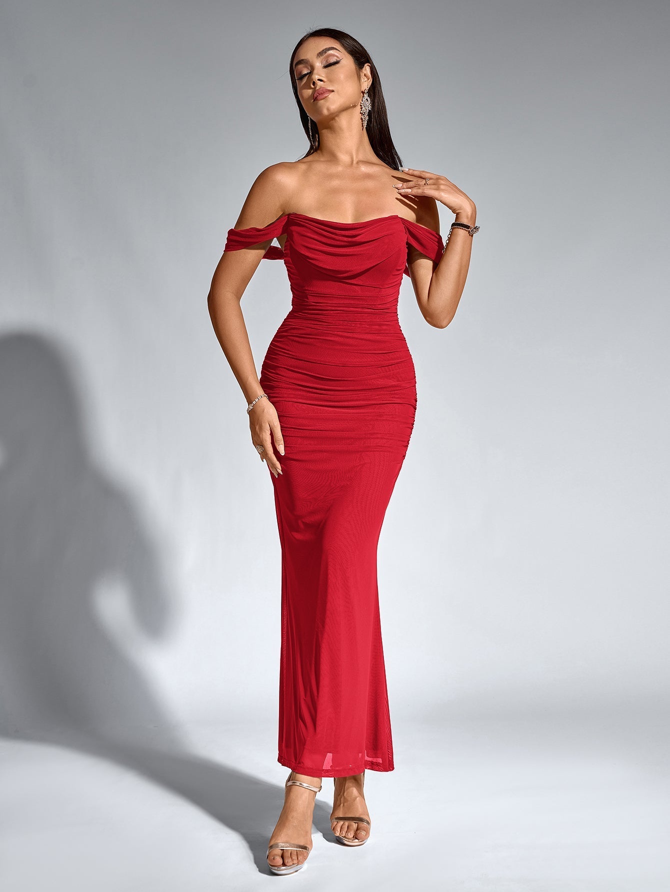 Estela – Vestido largo ajustado con escote de hombros descubiertos para mujer