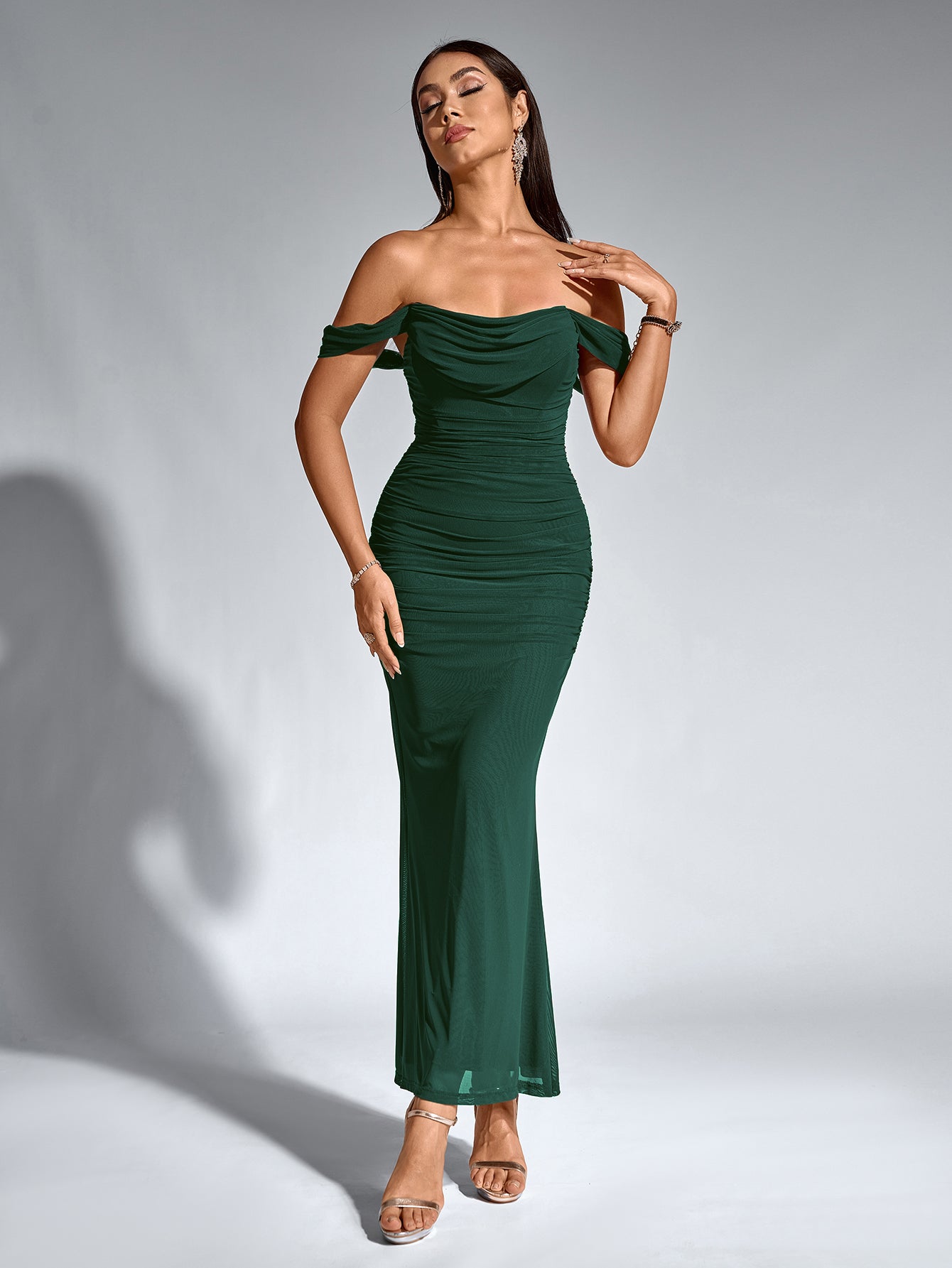 Estela – Vestido largo ajustado con escote de hombros descubiertos para mujer