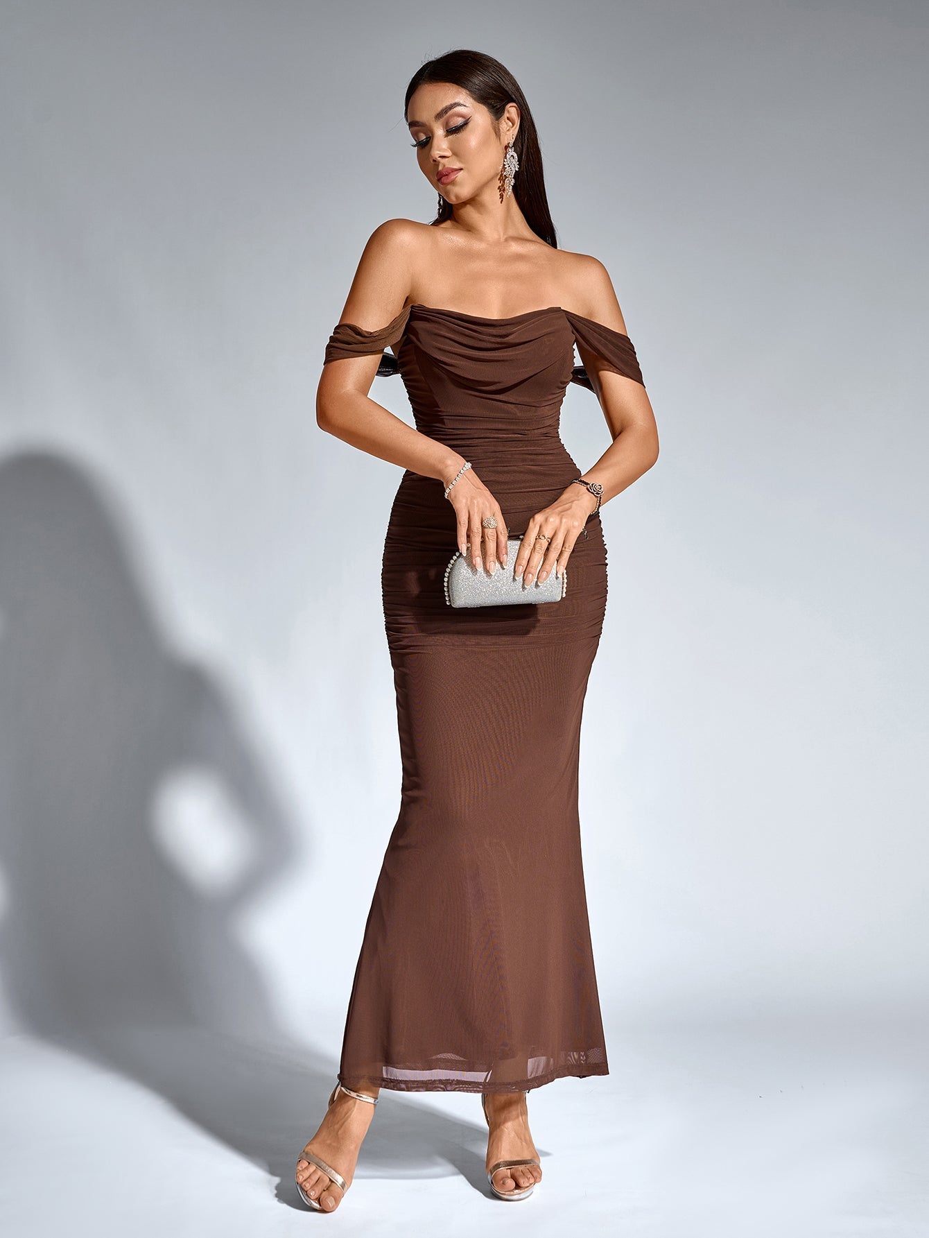 Estela – Vestido largo ajustado con escote de hombros descubiertos para mujer