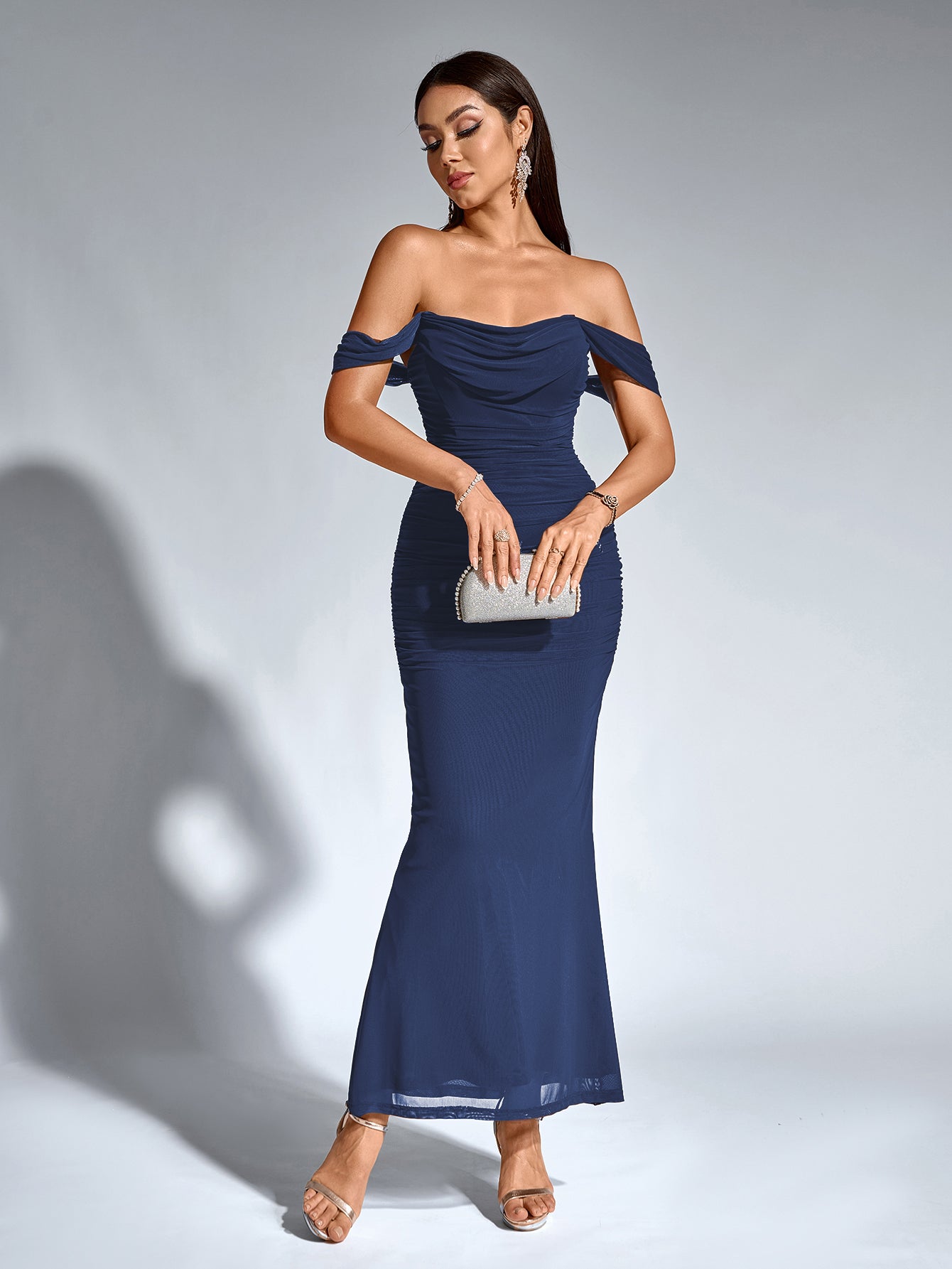 Estela – Vestido largo ajustado con escote de hombros descubiertos para mujer