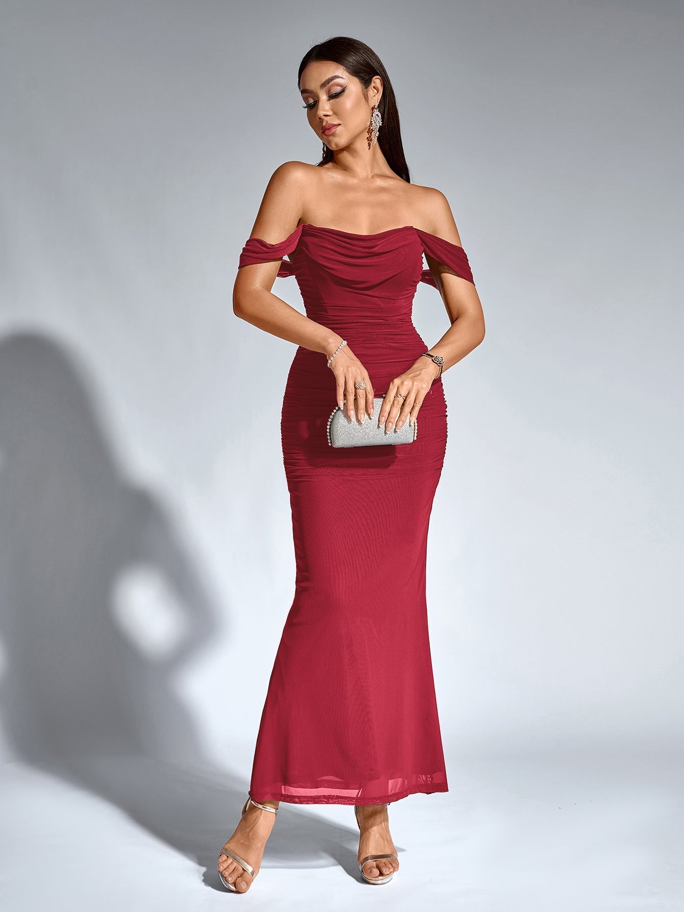 Estela – Vestido largo ajustado con escote de hombros descubiertos para mujer