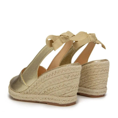 Sandalias doradas con correa y hebilla para mujer – Elissya