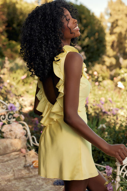 Serena – Vestido mini satinado de seda con fruncido amarillo para mujer
