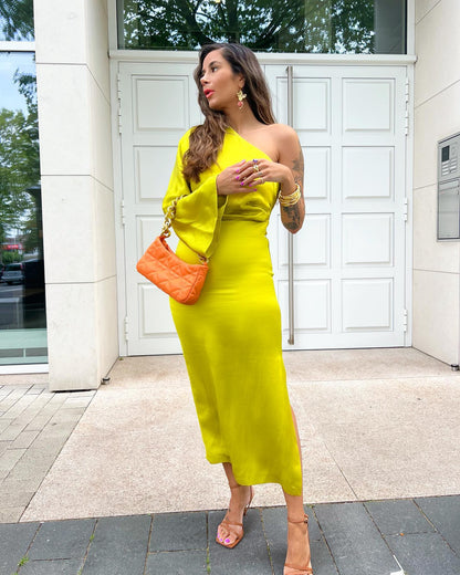 Gaia – Vestido satinado de un solo hombro en amarillo y verde para mujer