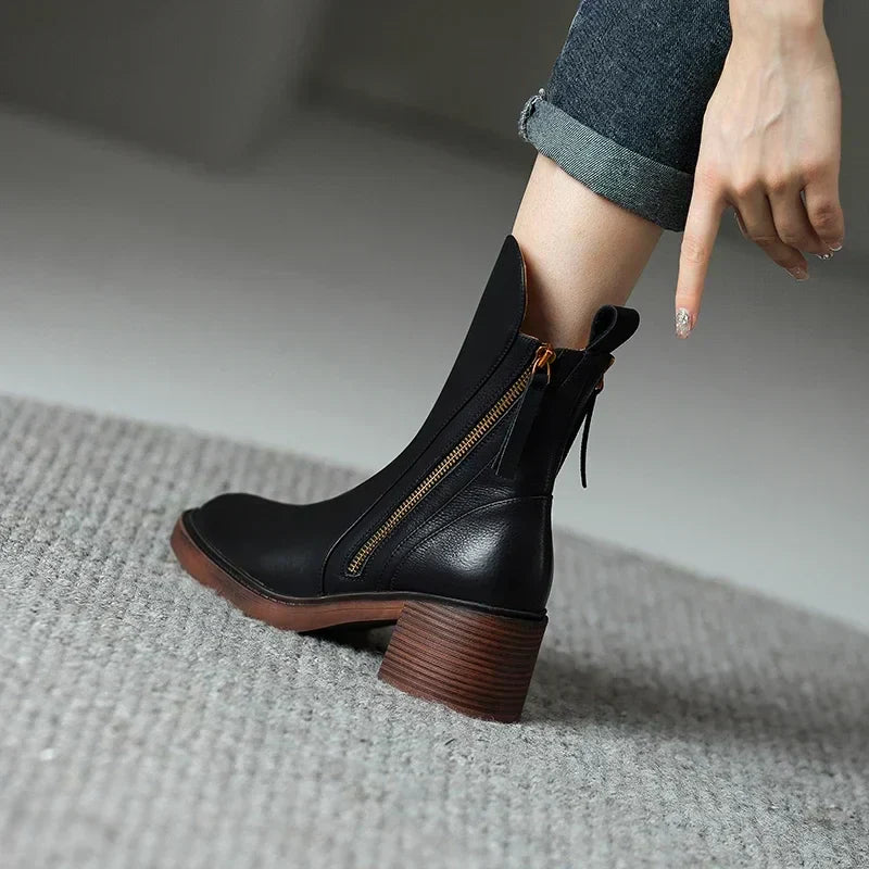 Botines elegantes de piel sintética con cremallera lateral – ALMÉA