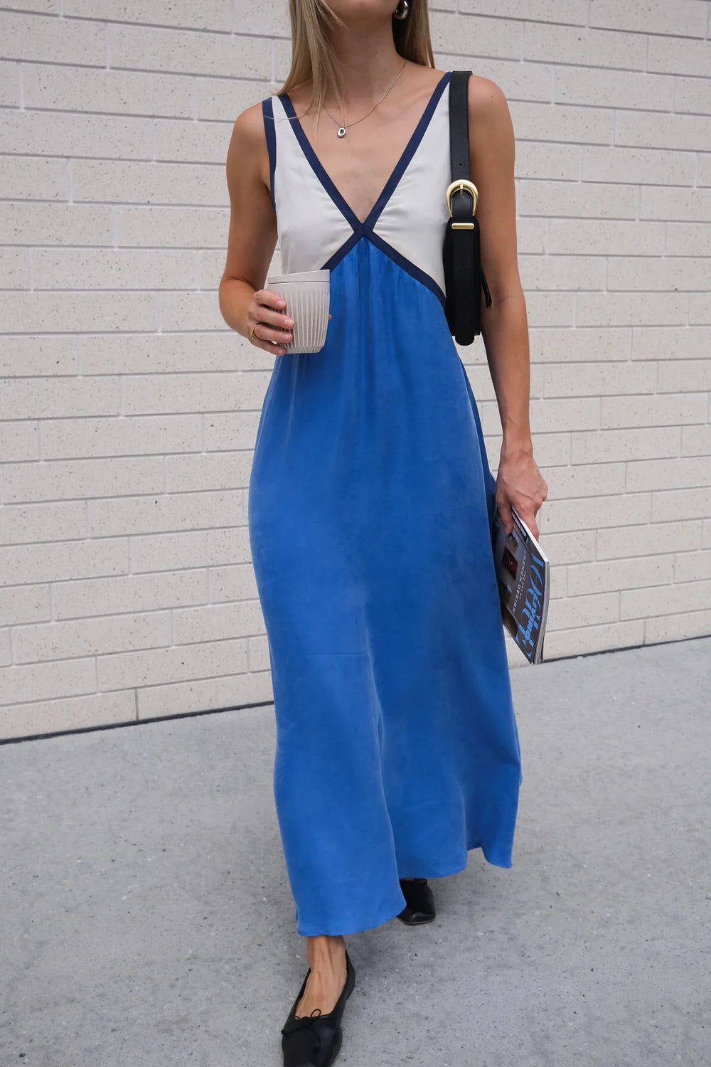 Vestido largo con escote en V y corte fluido – Lirenza