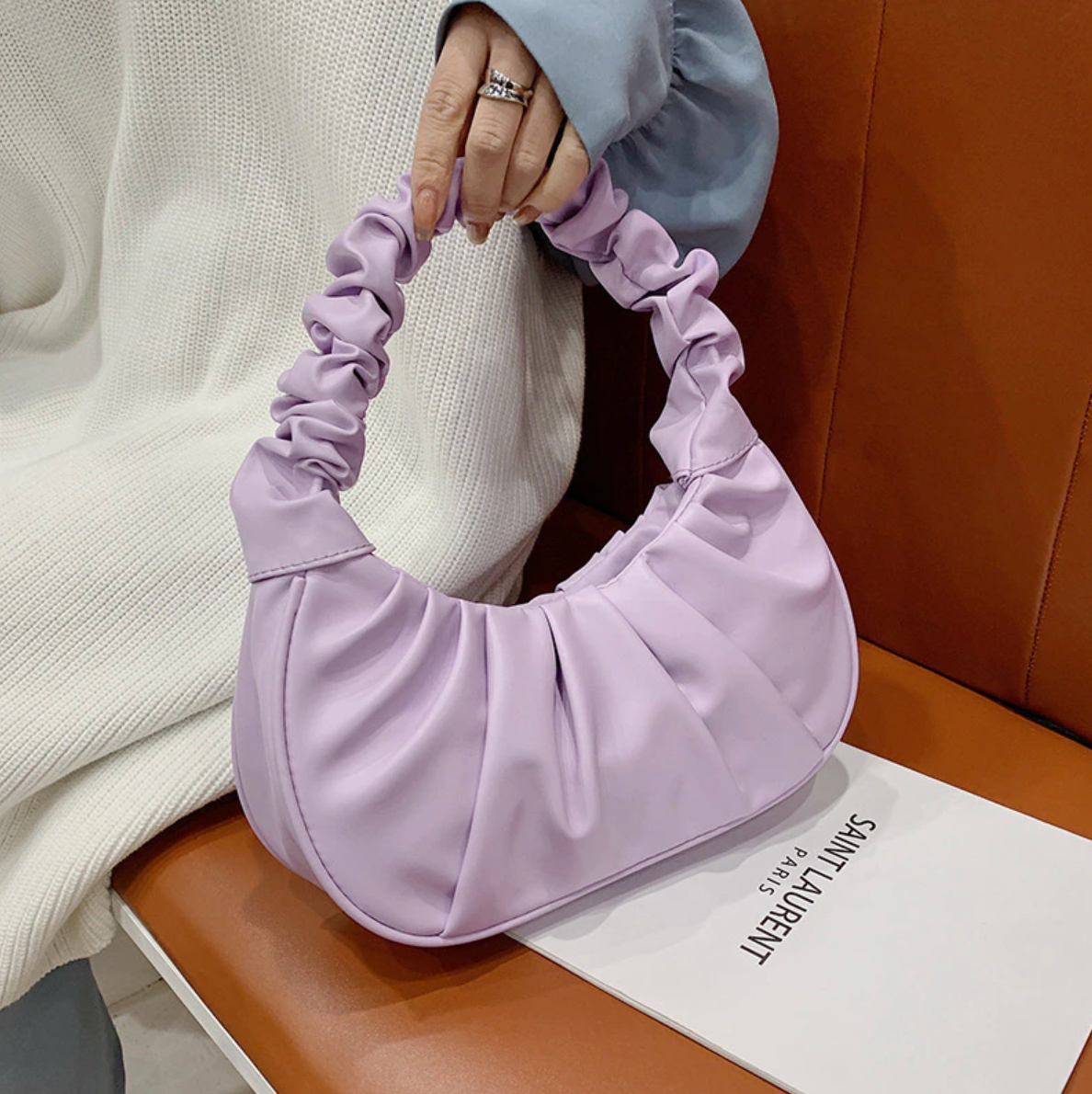 Bolso de mano elegante con diseño estructurado y asas superiores – TAVIANNA