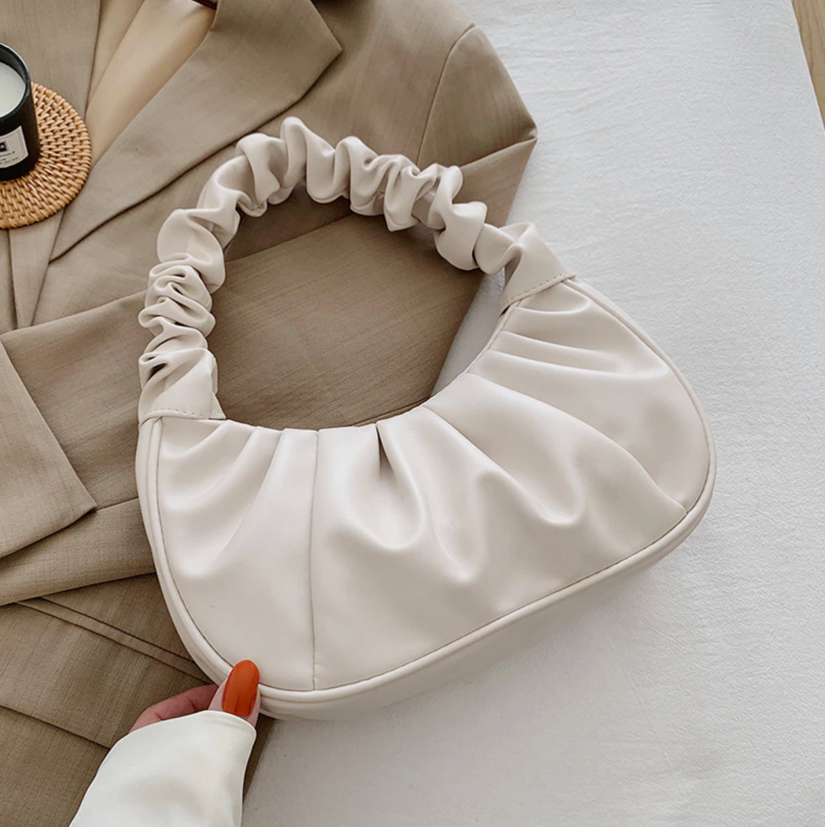 Bolso de mano elegante con diseño estructurado y asas superiores – TAVIANNA