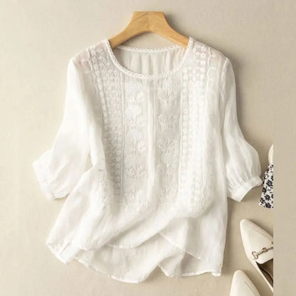 Blusa relajada con bordados artesanales y tejido ligero – AURORA
