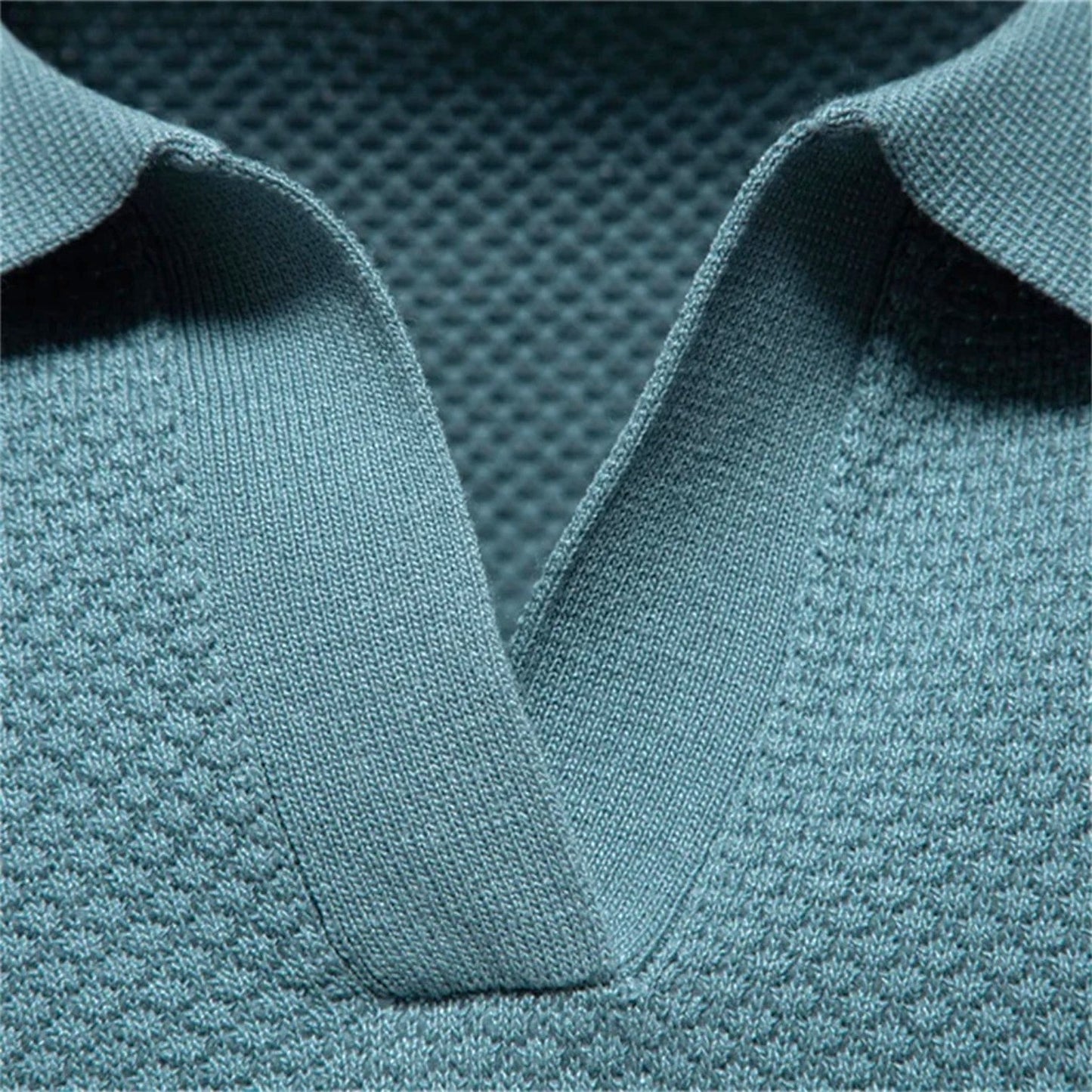Polo de hombre con textura estructurada y cuello abierto – VICTOR