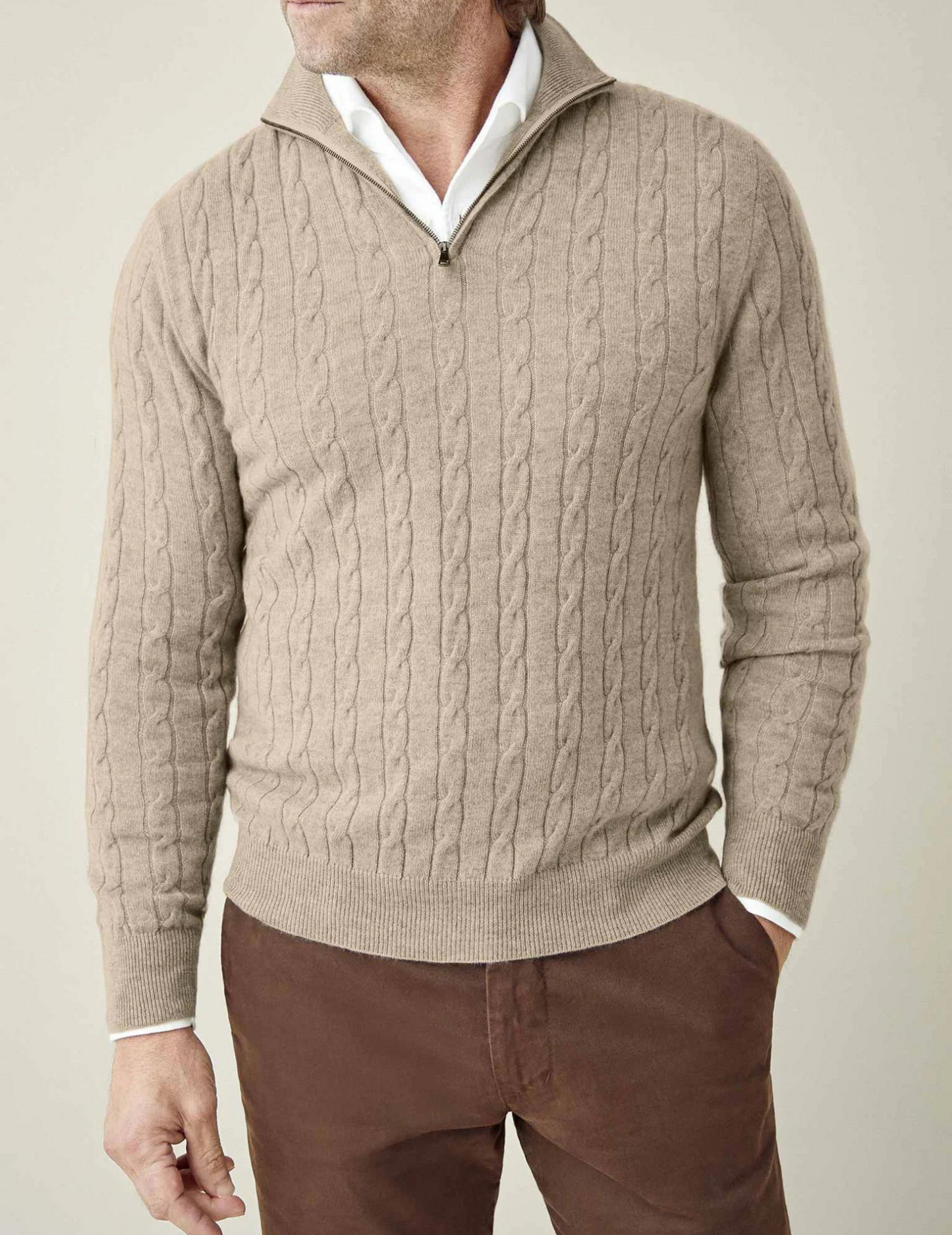 Suéter de hombre con dibujo trenzado y cuello alto con cremallera – ALDERIK