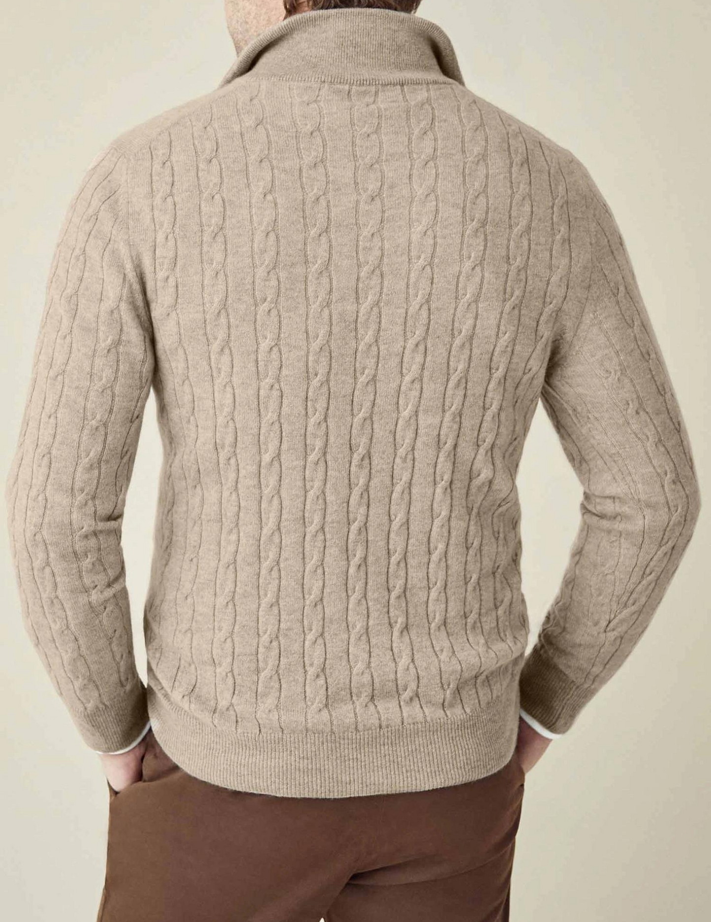 Suéter de hombre con dibujo trenzado y cuello alto con cremallera – ALDERIK