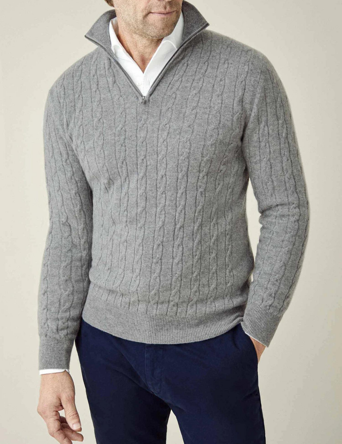 Suéter de hombre con dibujo trenzado y cuello alto con cremallera – ALDERIK