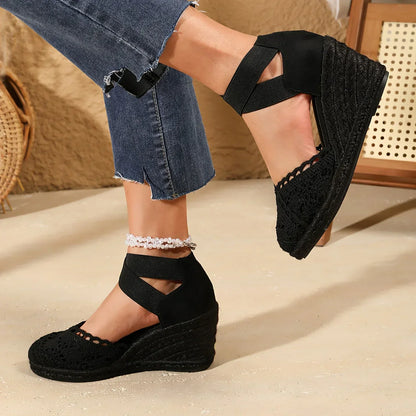 Verena – Zapatos de cuña para mujer con detalle de crochet y tira elástica en el tobillo