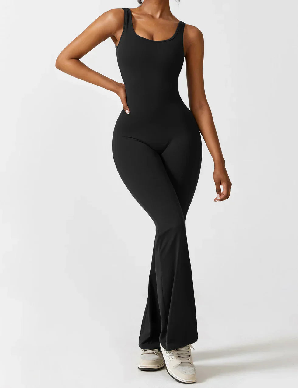 Elara – Mono elegante con espalda en V y pierna flare para mujer