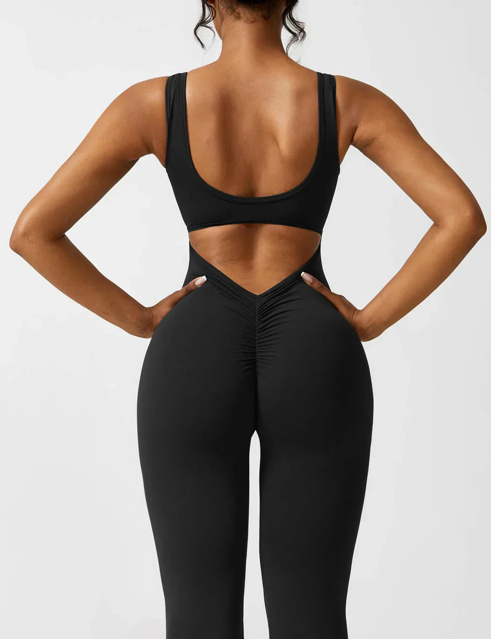 Elara – Mono elegante con espalda en V y pierna flare para mujer