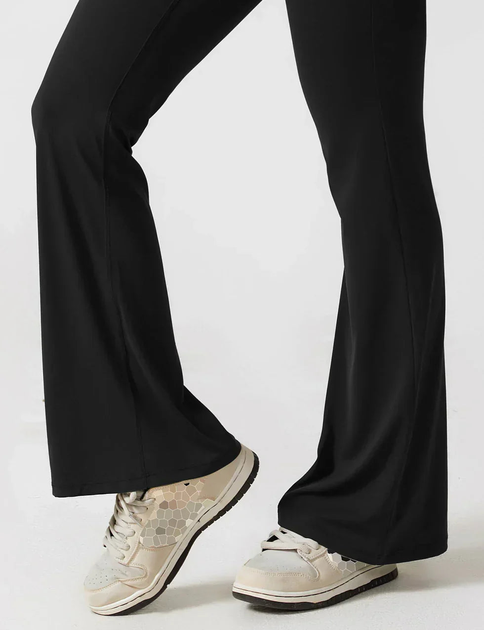 Elara – Mono elegante con espalda en V y pierna flare para mujer