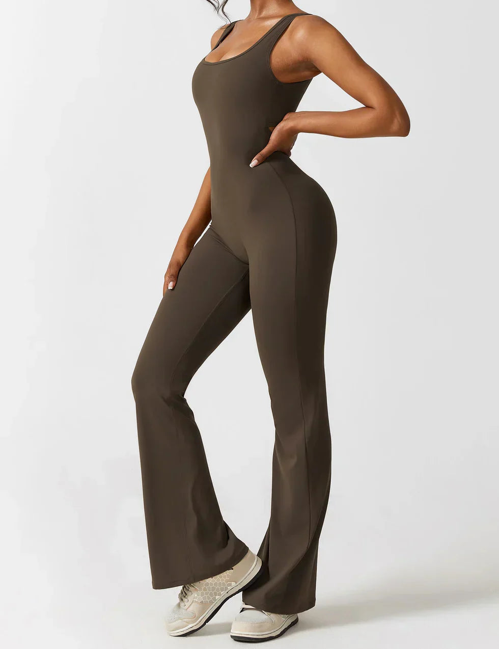 Elara – Mono elegante con espalda en V y pierna flare para mujer
