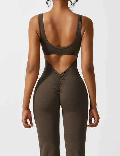 Elara – Mono elegante con espalda en V y pierna flare para mujer