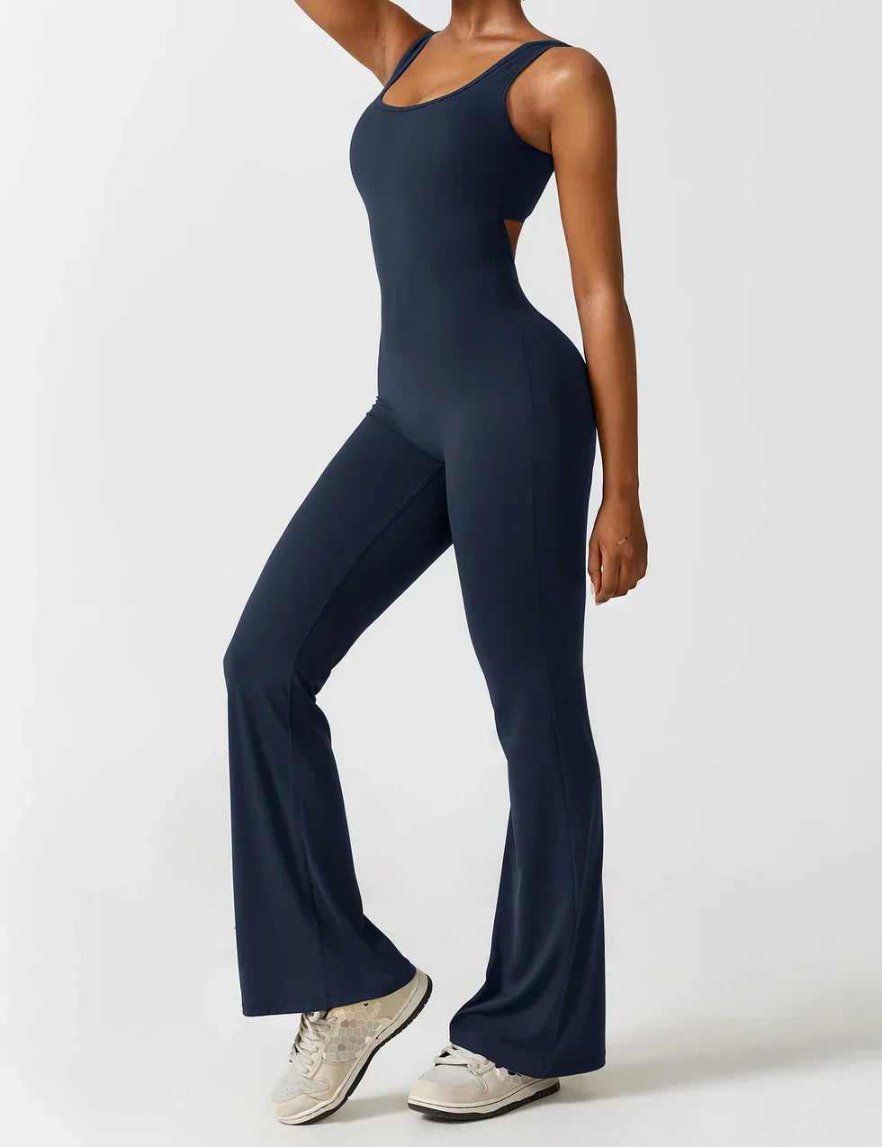 Elara – Mono elegante con espalda en V y pierna flare para mujer