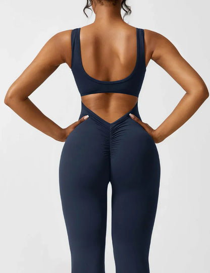 Elara – Mono elegante con espalda en V y pierna flare para mujer
