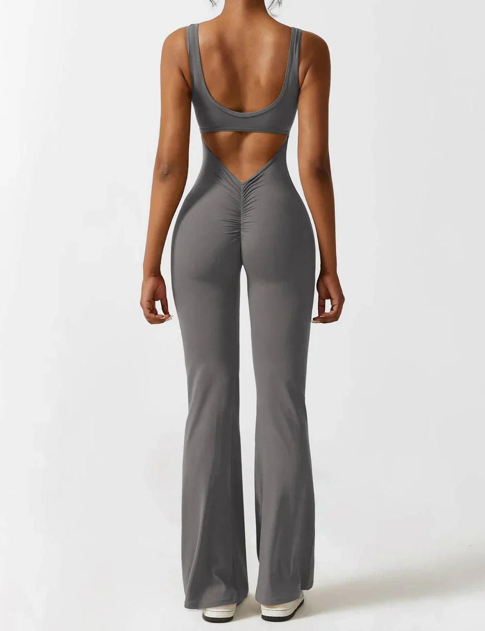Elara – Mono elegante con espalda en V y pierna flare para mujer