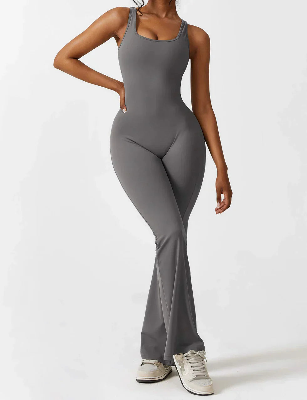 Elara – Mono elegante con espalda en V y pierna flare para mujer