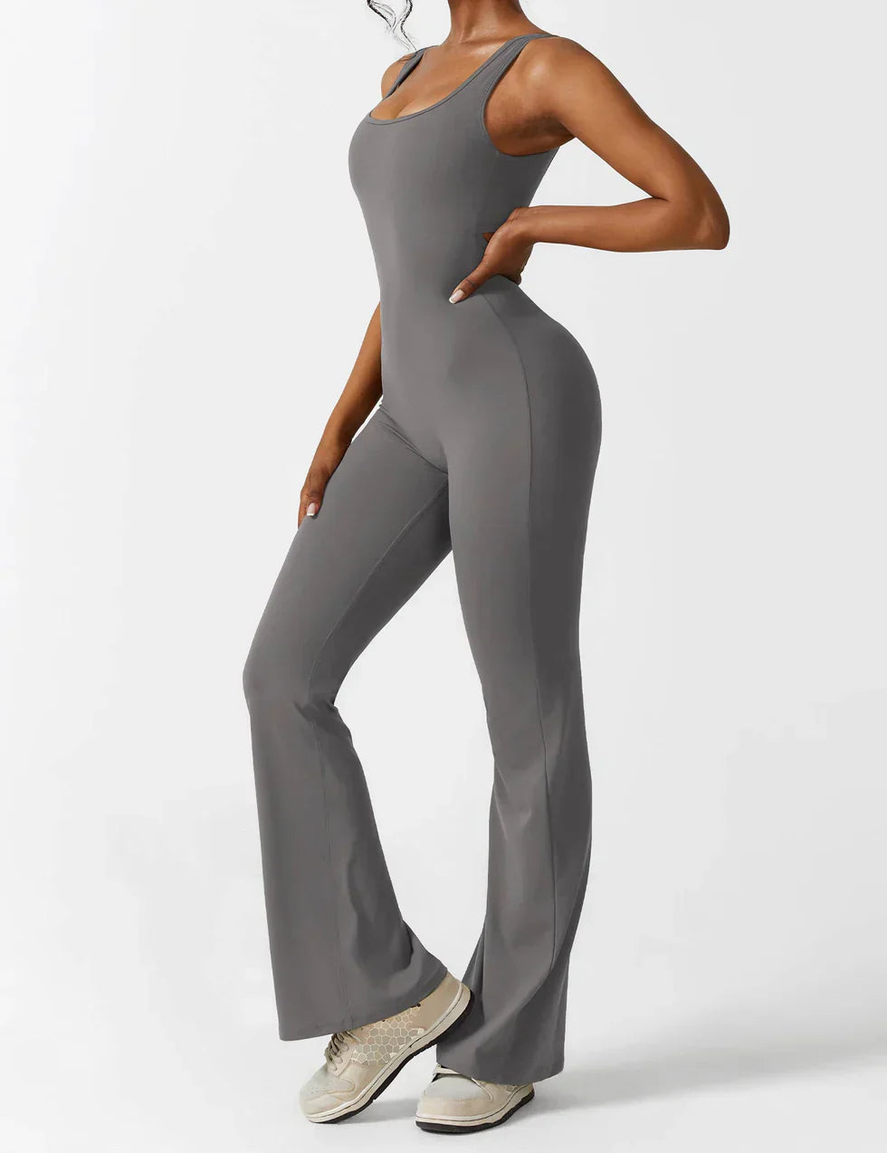 Elara – Mono elegante con espalda en V y pierna flare para mujer