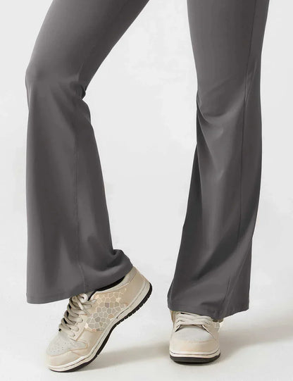 Elara – Mono elegante con espalda en V y pierna flare para mujer