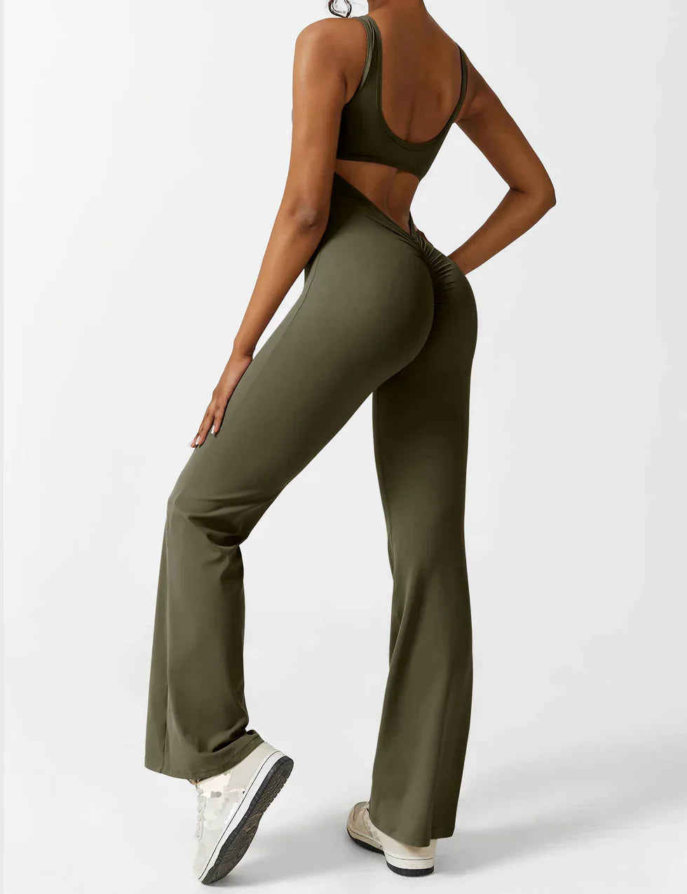 Elara – Mono elegante con espalda en V y pierna flare para mujer