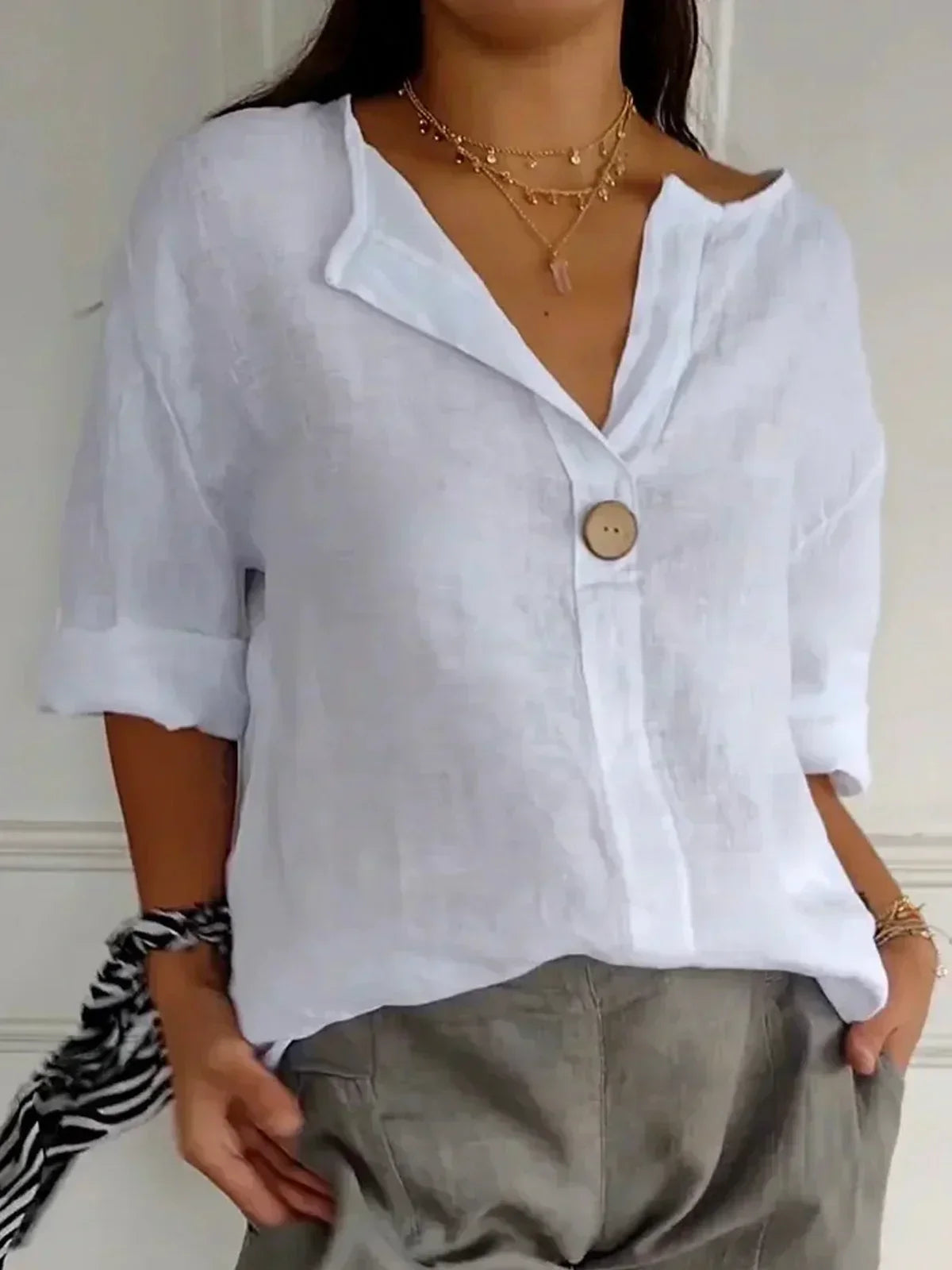 Blusa femenina moderna y cómoda con cuello asimétrico y diseño relajado – LÉONIE
