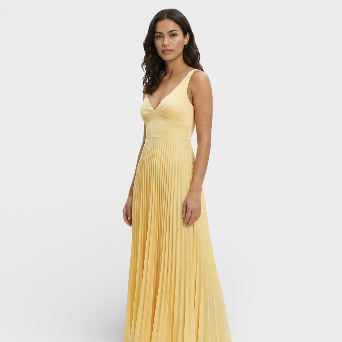 PAULA – Vestido maxi plisado con escote en pico para invitada