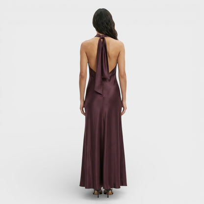 MARIANA – Vestido maxi de satén con escote halter para invitada