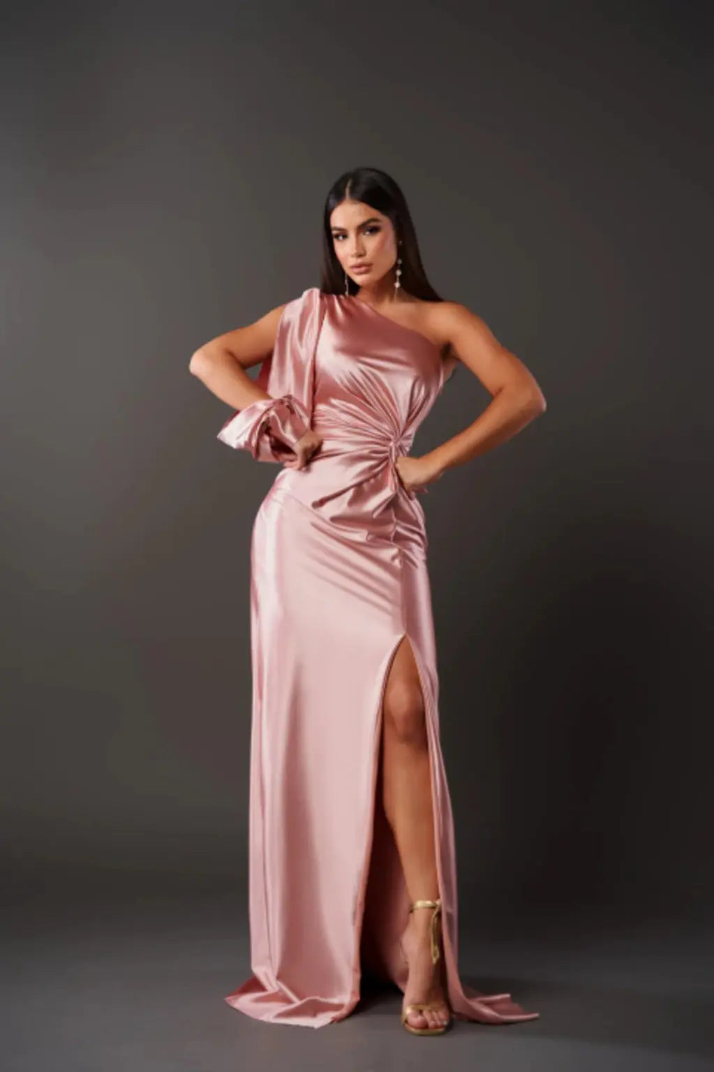 LUCINDA – Vestido maxi satinado de un hombro con drapeado elegante