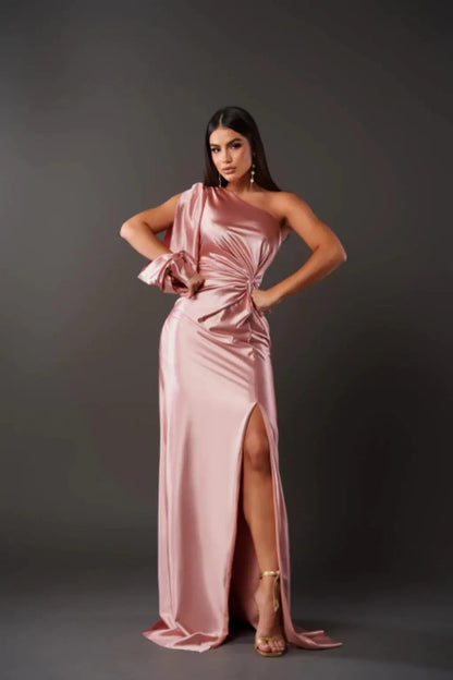 LUCINDA – Vestido maxi satinado de un hombro con drapeado elegante