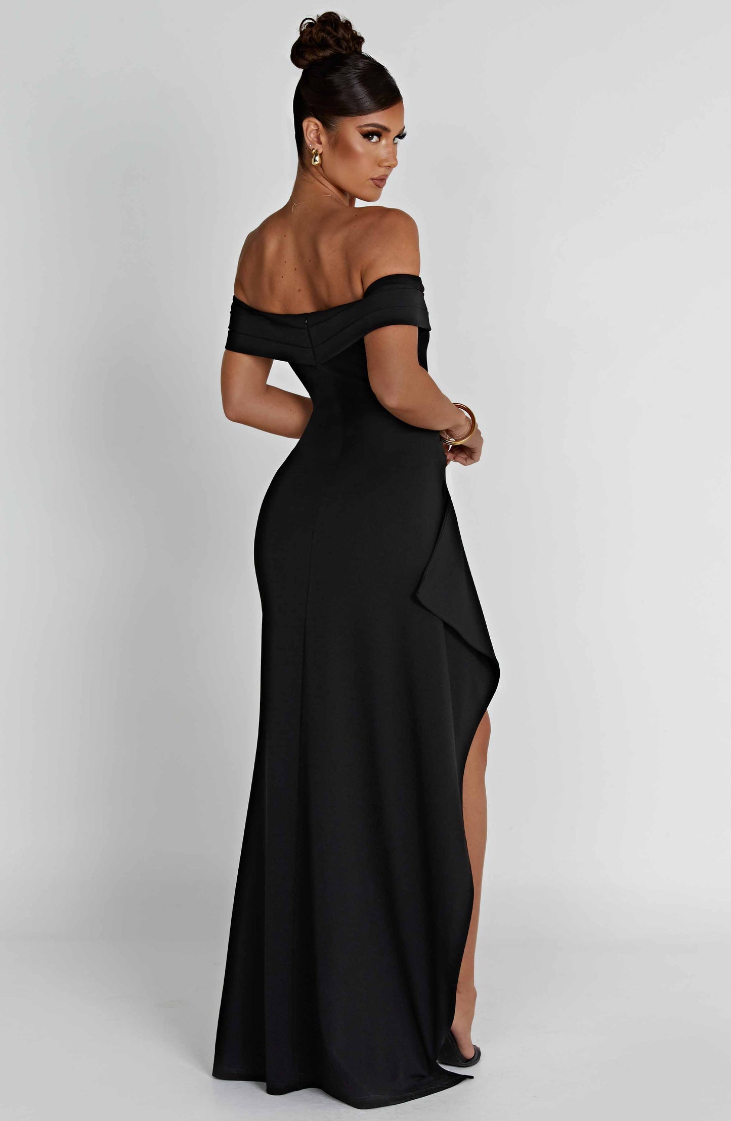 Vestido largo de tirantes con diseño elegante – NERINA