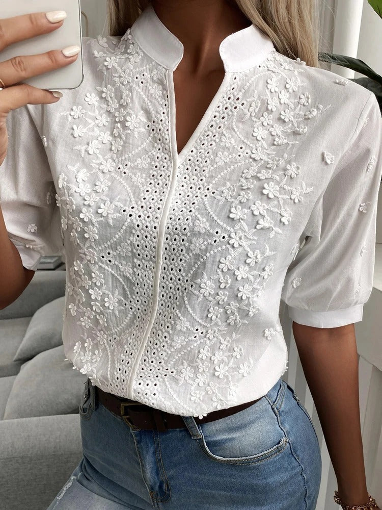 Lunara – Top bordado con cuello alzado y escote en V para mujer