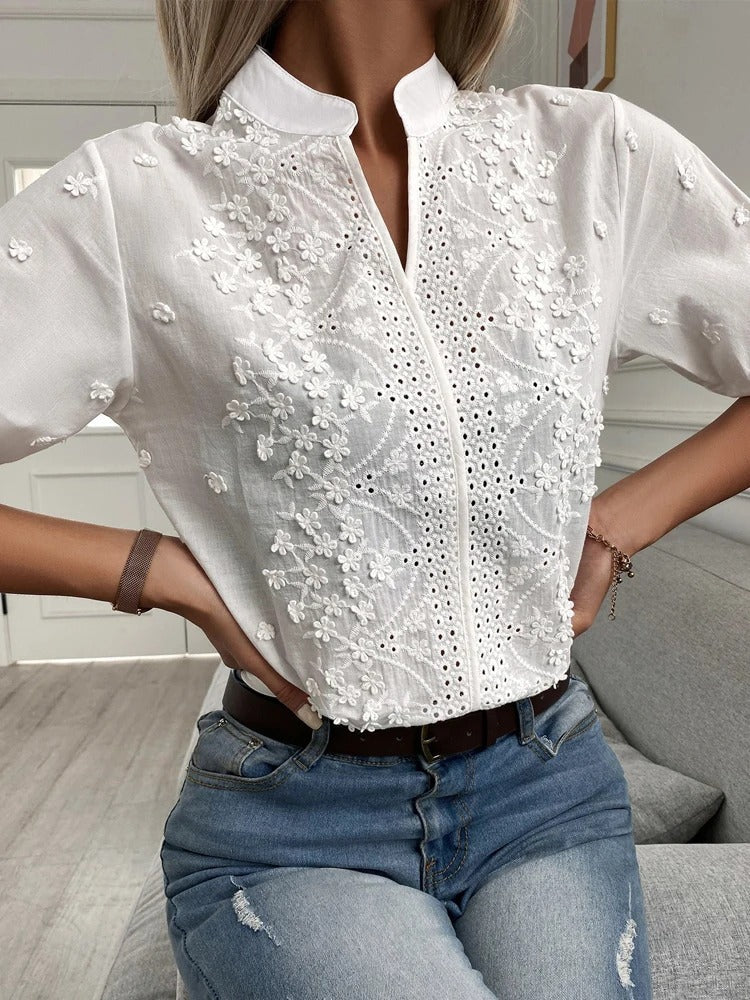 Lunara – Top bordado con cuello alzado y escote en V para mujer