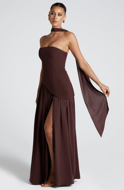Vestido largo sin mangas con diseño elegante – YARA