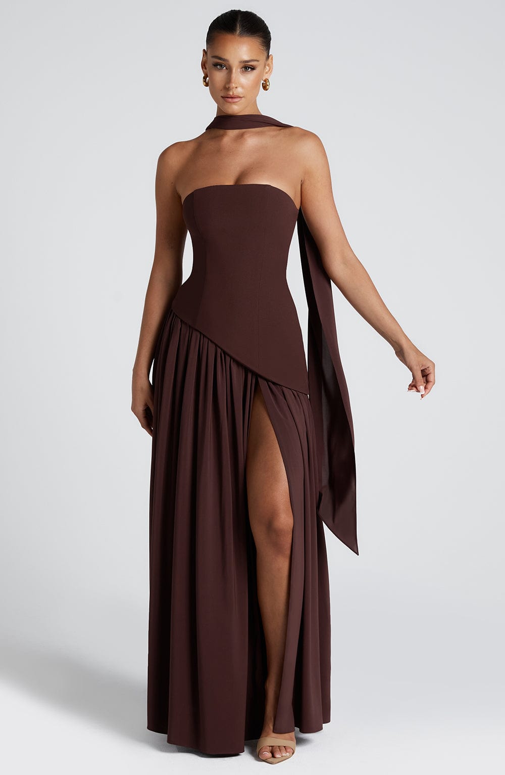 Vestido largo sin mangas con diseño elegante – YARA