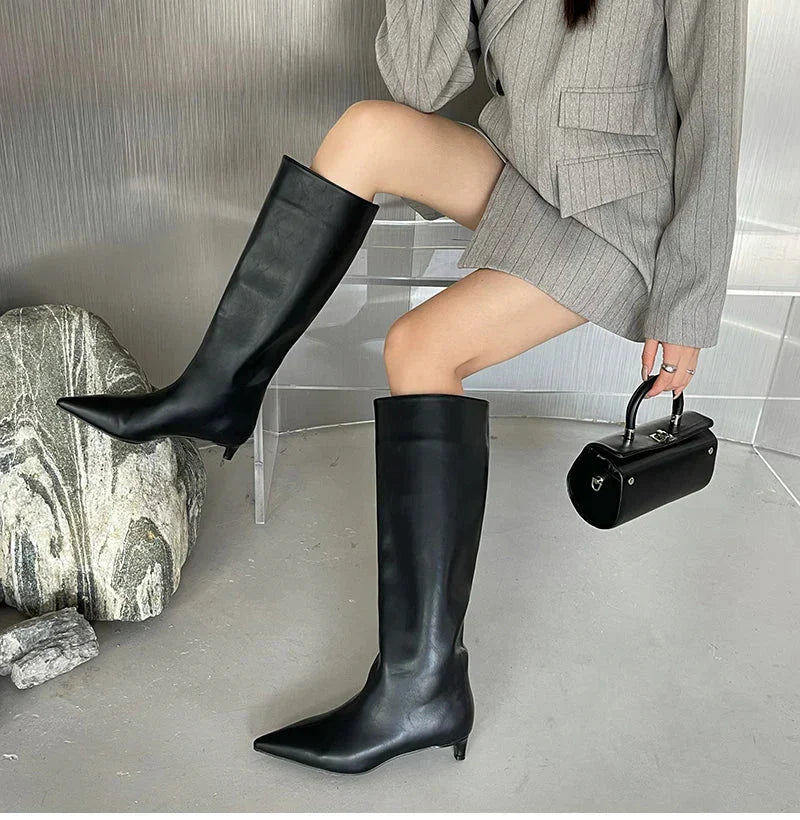 Botas altas sintéticas elegantes para mujer con punta – ADA