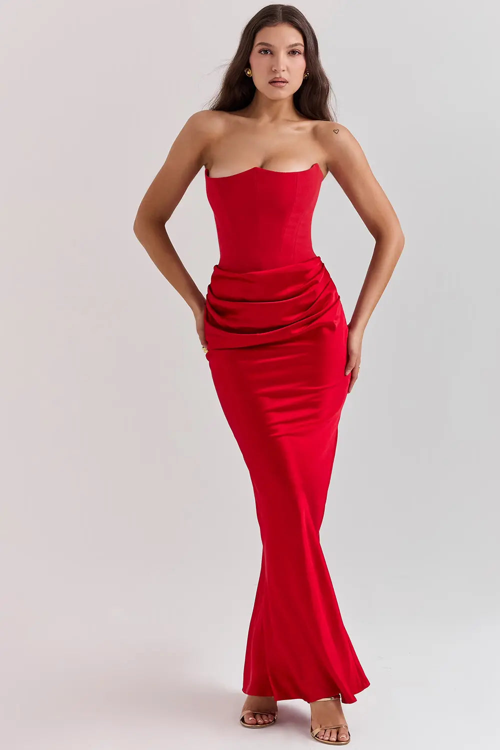 ELARA – Vestido maxi satinado sin tirantes con fruncido favorecedor