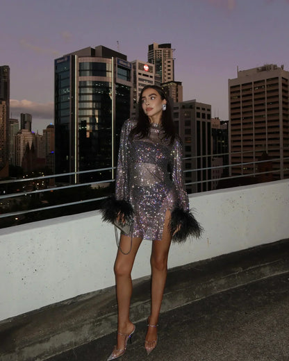 LIVIA – Vestido mini de lentejuelas con puños de plumas para noches especiales